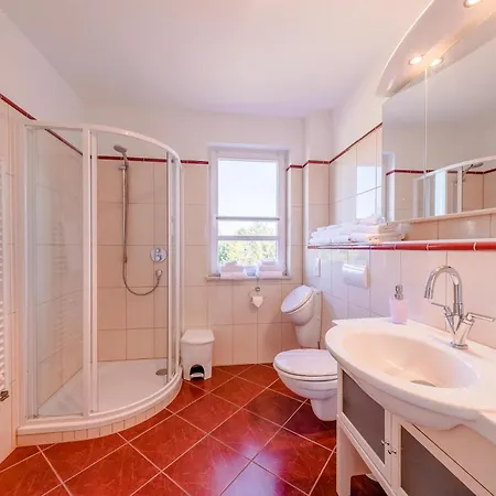 公寓 Storchenflug - Dachgeschosswohnung Mit Kamin & Balkon Am Fleesensee