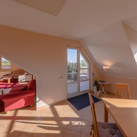 Apartment Storchenflug - Dachgeschosswohnung Mit Kamin & Balkon Am Fleesensee *