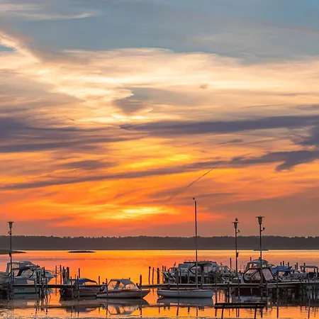 Storchenflug - Dachgeschosswohnung Mit Kamin & Balkon Am Fleesensee *